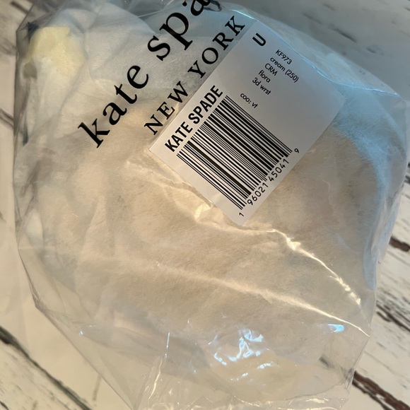 Kate Spade Flora Patent Leather 3D Wristlet - Picture 6 of 16